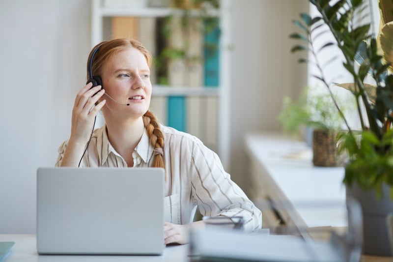 woman-working-in-call-center-2BG838Z (1)